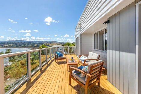Photo of property in 22 Molyneux Close, Whitby, Porirua, 5024