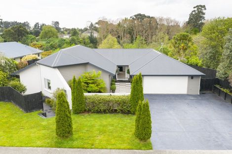 Photo of property in 28 Cashmere Drive, Fitzherbert, Palmerston North, 4410