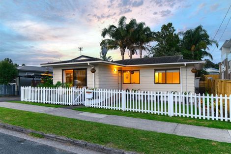 Photo of property in 2/18 Gloria Avenue, Te Atatu Peninsula, Auckland, 0610