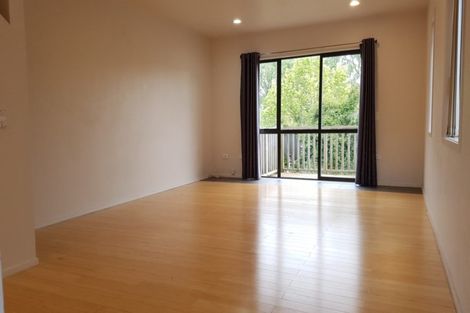 Photo of property in 10/10-26 John Jennings Drive, Oteha, Auckland, 0632