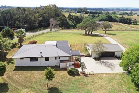 Photo of property in 21 Bush Road, Waiatarua, Auckland, 0604