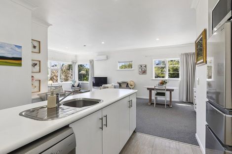 Photo of property in 15 Glanmire Road, Newlands, Wellington, 6037