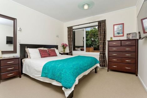 Photo of property in 2/10a Wernham Place, Northcote, Auckland, 0626
