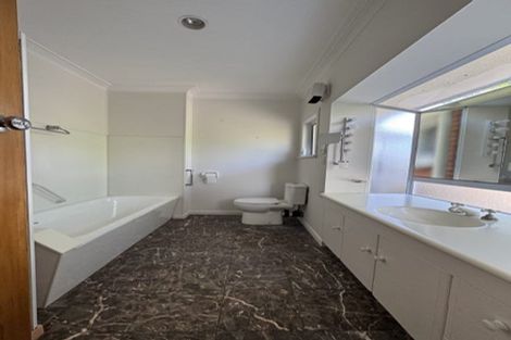 Photo of property in 314 East Coast Road, Forrest Hill, Auckland, 0620