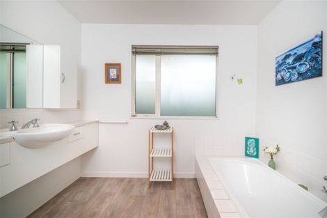 Photo of property in 215 Wairakei Road, Bryndwr, Christchurch, 8053