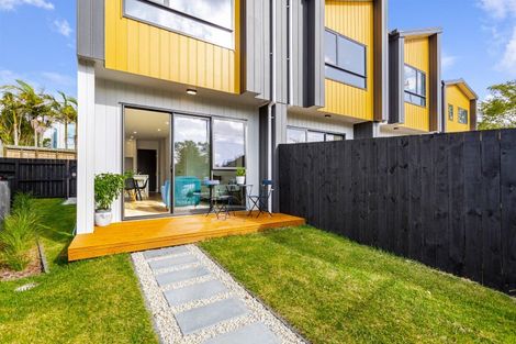 Photo of property in 2/12 Fraser Road, Narrow Neck, Auckland, 0624