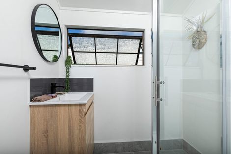 Photo of property in 1/4227 Great North Road, Glendene, Auckland, 0602