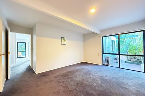 Photo of property in 2/252 East Coast Road, Forrest Hill, Auckland, 0620