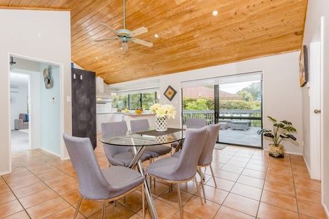 Photo of property in 11 Queen Natalie Place, Massey, Auckland, 0614