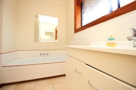 Photo of property in 37 Thorburn Avenue, Red Beach, 0932