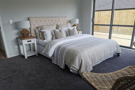 Photo of property in 33 Lumbarda Drive, Kumeu, 0810