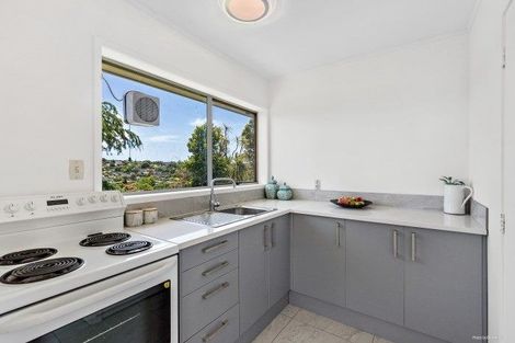 Photo of property in 2/12 Hollyhock Place, Browns Bay, Auckland, 0630