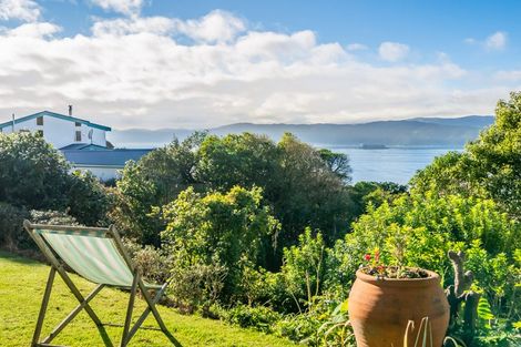 Photo of property in 46 Fortification Road, Karaka Bays, Wellington, 6022