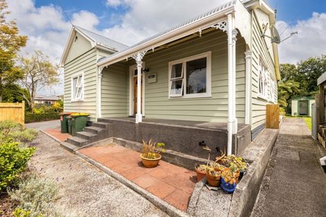 Photo of property in 22 Cutfield Street, Inglewood, 4330