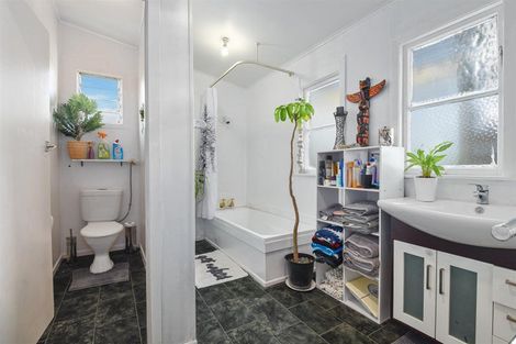 Photo of property in 141 Colwill Road, Massey, Auckland, 0614