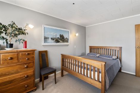 Photo of property in 355 Oxford Street, Levin, 5510