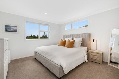 Photo of property in 10 Pohutukawa Avenue, Red Beach, 0932