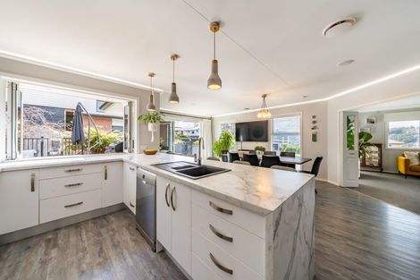 Photo of property in 32 King Charles Drive, Kingsley Heights, Upper Hutt, 5018