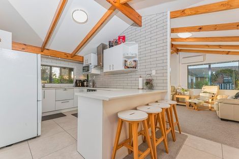 Photo of property in 32 Glucina Avenue, West Harbour, Auckland, 0618