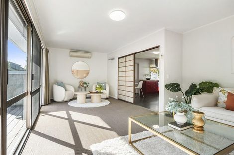 Photo of property in 2/5 Hanlon Crescent, Narrow Neck, Auckland, 0624