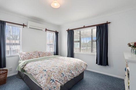 Photo of property in 34 Hobsonville Road, West Harbour, Auckland, 0618