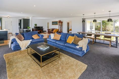 Photo of property in 21 Bush Road, Waiatarua, Auckland, 0604