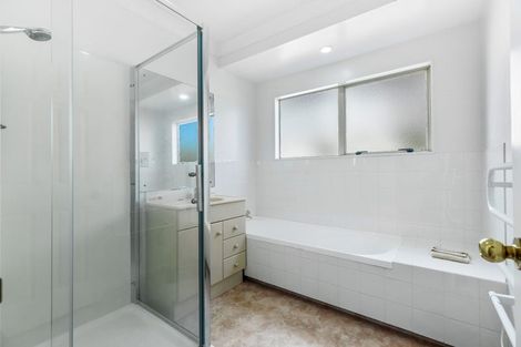 Photo of property in 35e Edmonton Road, Henderson, Auckland, 0612