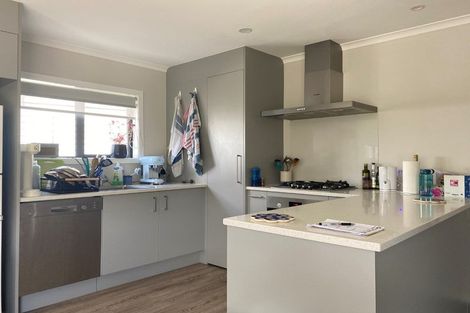 Photo of property in 37 Tamworth Crescent, Newlands, Wellington, 6037