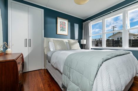 Photo of property in 2 Meadow Crescent, Te Atatu South, Auckland, 0602