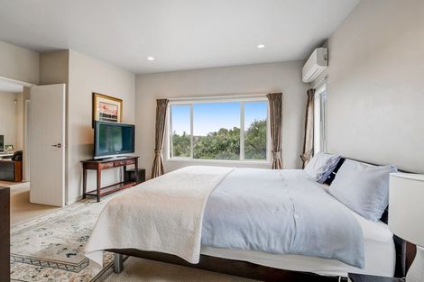 Photo of property in 15 Springwater Vale, Unsworth Heights, Auckland, 0632