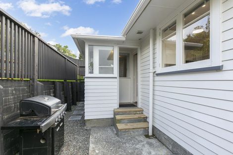 Photo of property in 15 Link Road, Newlands, Wellington, 6037