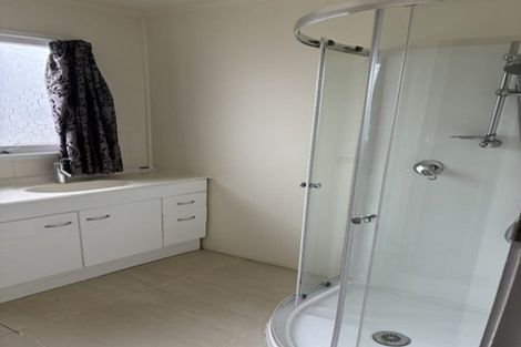 Photo of property in 13 Coburg Street, Henderson, Auckland, 0612
