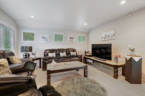 Photo of property in 15 Springwater Vale, Unsworth Heights, Auckland, 0632