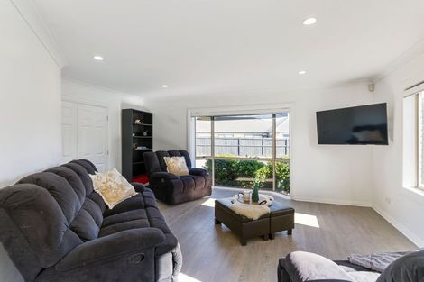 Photo of property in 12 Beverage Place, Rosehill, Papakura, 2113