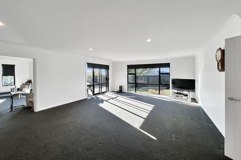 Photo of property in 2 Gibraltar Way, Fitzherbert, Palmerston North, 4410