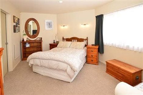 Photo of property in 2 Tyrico Close, Unsworth Heights, Auckland, 0632