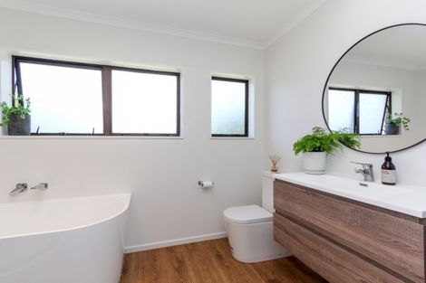 Photo of property in 60 Karina Road, Merrilands, New Plymouth, 4312