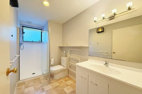 Photo of property in 2/252 East Coast Road, Forrest Hill, Auckland, 0620