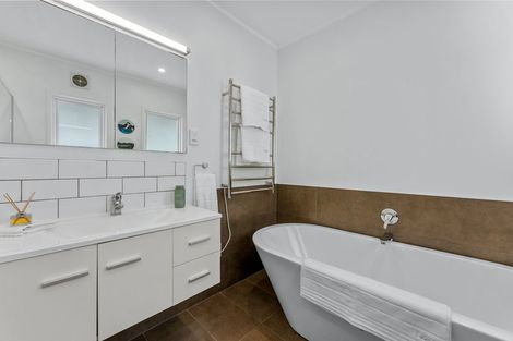 Photo of property in 21a Forrest Hill Road, Milford, Auckland, 0620