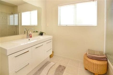 Photo of property in 2 Tyrico Close, Unsworth Heights, Auckland, 0632