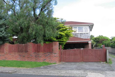 Photo of property in 31 Royal View Road, Te Atatu South, Auckland, 0610