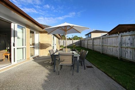 Photo of property in 25 Saltwood Street, Red Beach, 0932