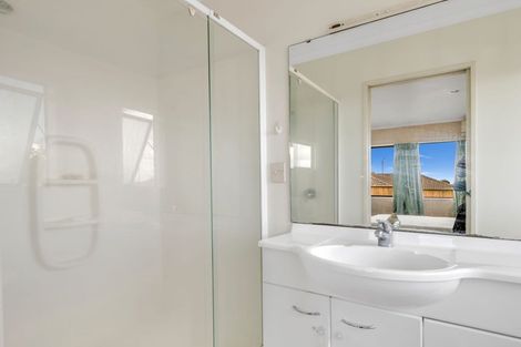 Photo of property in 16 Ironstone Place, Randwick Park, Auckland, 2105