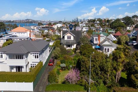 Photo of property in 3 Cambridge Terrace, Devonport, Auckland, 0624