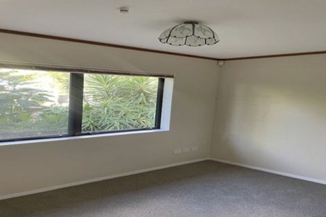 Photo of property in 8 Kirkdale Place, Northcross, Auckland, 0632