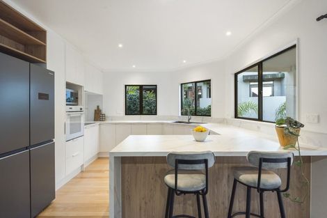 Photo of property in 11 Nottingham Place, Northcross, Auckland, 0630