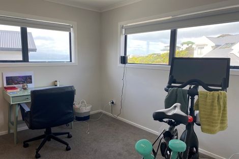 Photo of property in 37 Tamworth Crescent, Newlands, Wellington, 6037