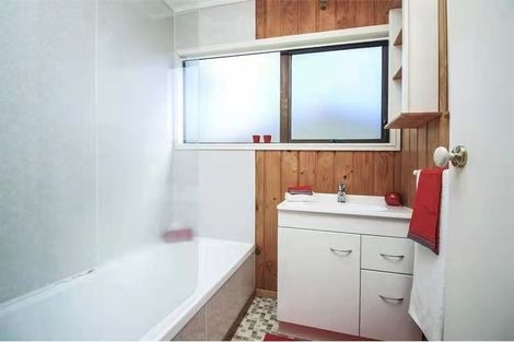 Photo of property in 20 Yeovil Road, Te Atatu Peninsula, Auckland, 0610