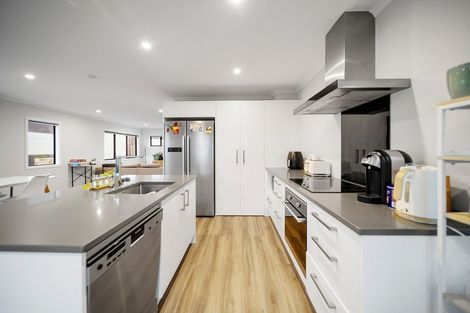 Photo of property in 29b Glanmire Road, Newlands, Wellington, 6037