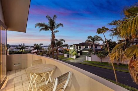 Photo of property in 3 Lupetti Rise, West Harbour, Auckland, 0618